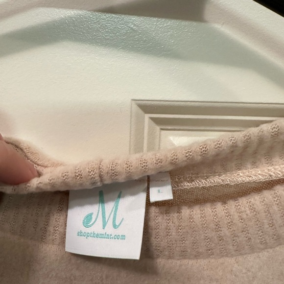 Oversized velour tunic from online boutique shop the mint. Super comfy and cozy! - Picture 3 of 3